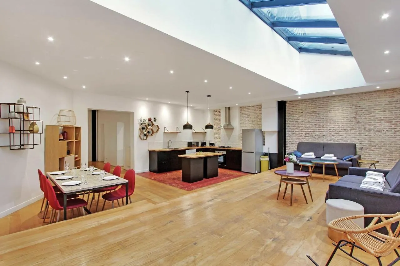 Charming Apartment - Buttes Chaumont 10P3Br contacts