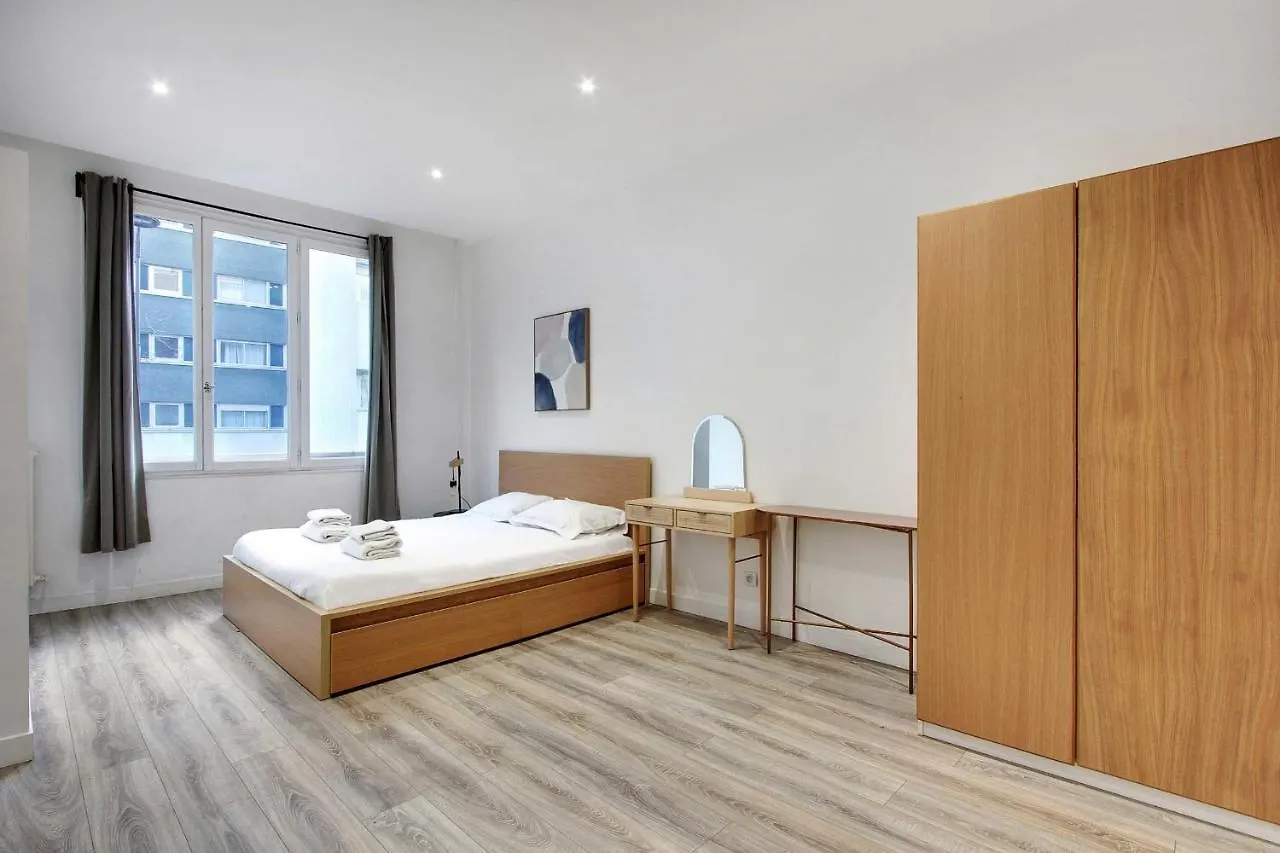 Charming Apartment - Buttes Chaumont 10P3Br Paris France